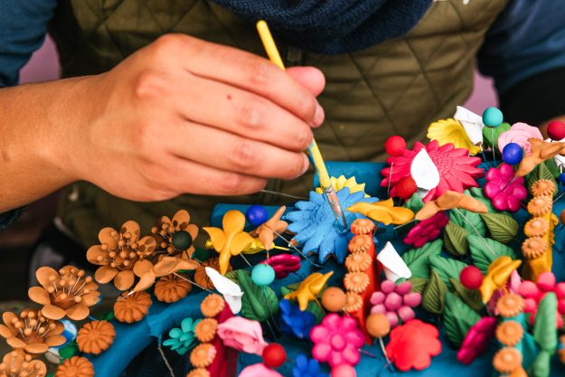Manufacturers of typical clay crafts from Metepec, State of Mexi
