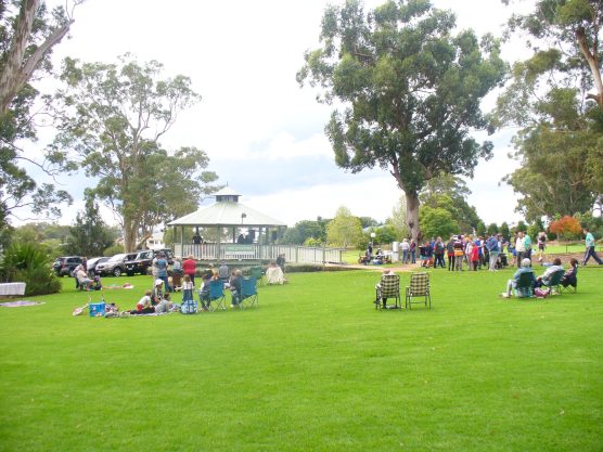 Music-in-Peacehaven-Park-with-guitarist-Chris-Edwards-8
